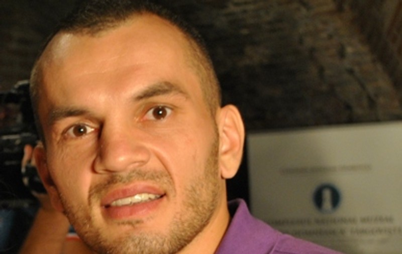Botezatu, bătut de ”Pitbull” Atodiresei în direct la tv! S-a rănit la mână!