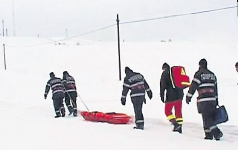 L-au târât 2,5 km cu sania şi căruţa