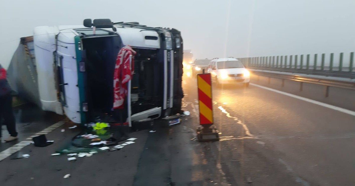Un TIR s-a răsturnat pe Autostrada Soarelui. Traficul este blocat