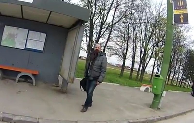 Gestul ULUITOR pe care UN MOTOCICLIST l-a făcut pentru UN BĂRBAT care A PIERDUT AUTOBUZUL. Tu DE CÂTE ORI AI PĂŢIT-O? | VIDEO