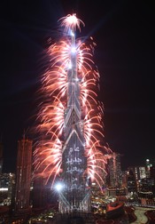 Tradiționalul foc de artificii de la Burj Khalifa, cea mai înaltă clădire din lume. 1 ianuarie 2021