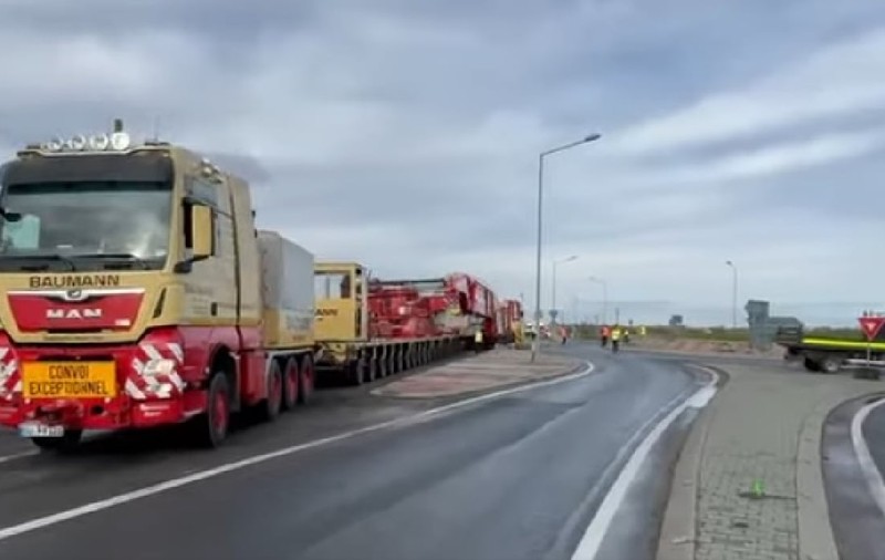 19 transporturi agabaritice străbat drumurile din țară: Vehiculele uriașe pornesc dinspre Târgoviște, Agigea și Galați