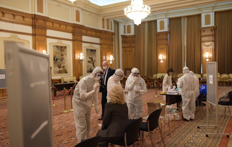 FOTO | Parlamentarii s-au testat de coronavirus. În Parlament se merge pe un culoar stabilit, aleşii poartă măşti şi mănuşi