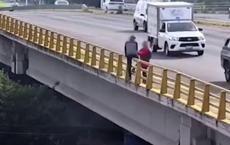 O femeie i-a salvat viața unui bărbat care voia să se arunce de pe un pod