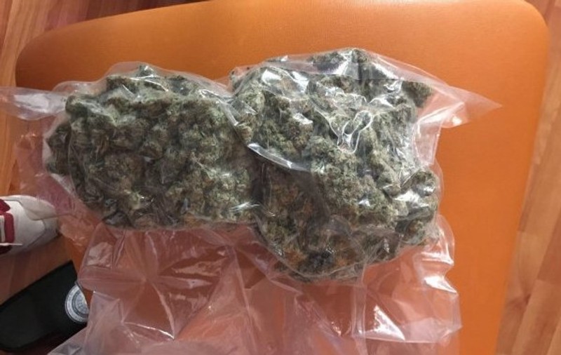 Un tânăr de 22 de ani a fost prins în Cluj-Napoca cu sute de pastile de droguri și cannabis
