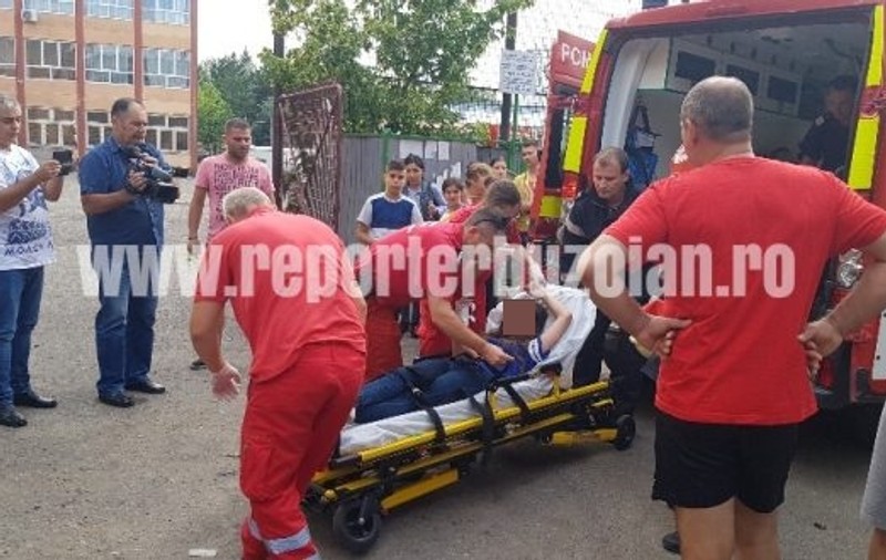 O fetiță a rămas cu mâna blocată în gardul unei școli din Buzău. Pompierii au reușit să-i salveze brațul