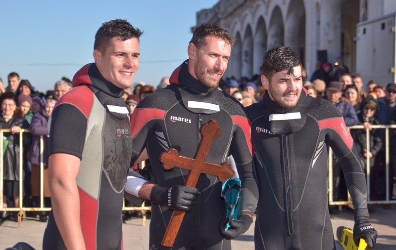 VIDEO| Cine sunt cei trei temerari care au prins crucile aruncate în mare de Bobotează