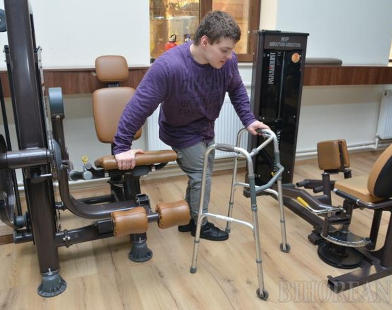 Un tânăr din Oradea, exemplu remarcabil de ambiţie şi motivaţie. Vrea să pășească singur când termină facultatea
