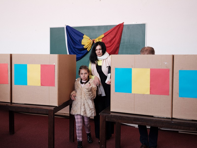 O româncă, la vot, împreună fiica sa