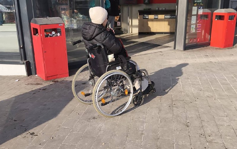 Cerșetoare falsă din Iași, cazare cu 150 de lei pe noapte, cu Uber și telefon Xiaomi de ultimă generație la dispoziție