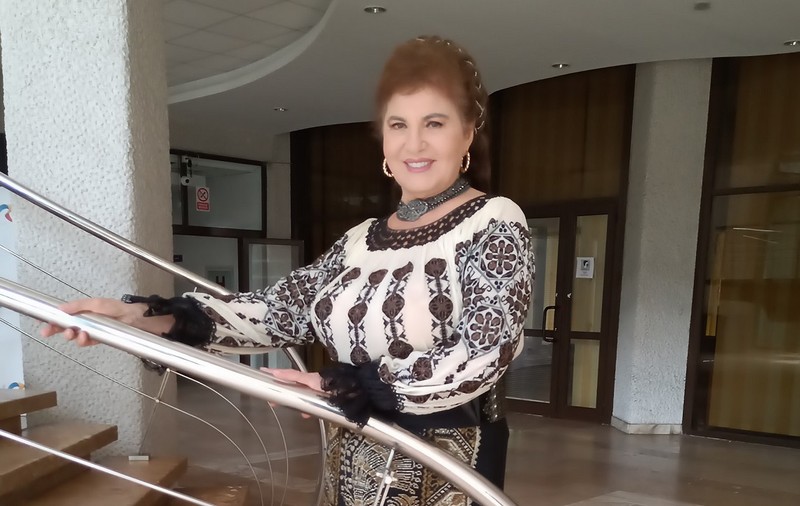 Cum arată Irina Loghin în costum de baie la 84 de ani. Artista de muzică populară e în vacanță alături de Ciprian Cernea, fiul ei