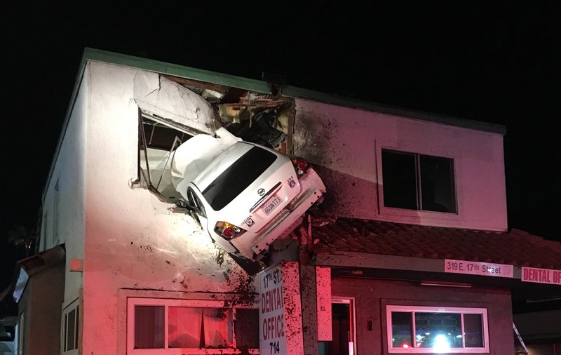Accident incredibil în California. O mașină a ajuns într-un apartament situat la primul etaj al unei clădiri