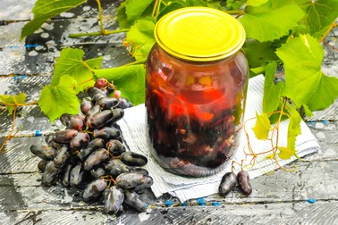 Compot de struguri negri