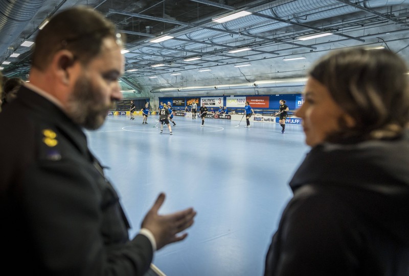 Annalena Baerbock Buendnis 90/Die Gruenen, Bundesaussenministerin, besichtigt eine Zivilschutzanlage in Helsinki hier mit Mitarbeitern der Bereitschaft des Rettungsdienstes. In den unterirdischen Bunkeranlagen gibt es Plaetze fuer alle Einwohner Helsinkis. Die Hallen werden in Friedenszeiten unter anderem als Sportstaetten genutzt. Helsinki Finland *** Annalena Baerbock Buendnis 90 Die Gruenen , Federal Minister of Foreign Affairs, visits a civil defense facility in Helsinki here with employees of the rescue services on-call unit There are places for all Helsinki residents in the underground bunkers The halls are used in peacetime as sports facilities, among other things Helsinki Finland Copyright: xThomasxKoehlerx,Image: 755888731, License: Rights-managed, Restrictions: imago is entitled to issue a simple usage license at the time of provision. Personality and trademark rights as well as copyright laws regarding art-works shown must be observed. Commercial use at your own risk., Model Release: no