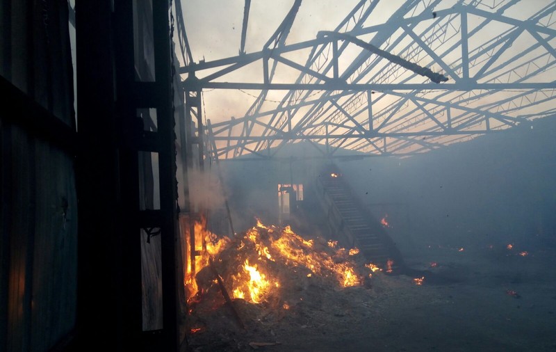 Incendiu în județul Brașov. Flăcări uriașe la un centru de colectare