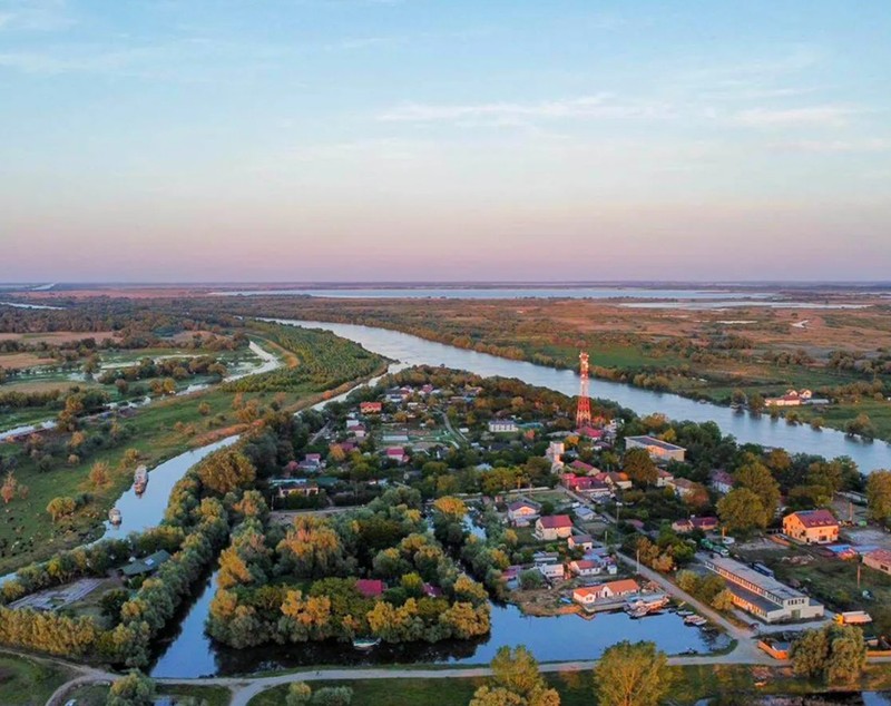 Cum arată insula privată cu resort de lux din Delta Dunării care a fost scoasă la vânzare cu o reducere de 54%. Cât costă întreaga proprietate