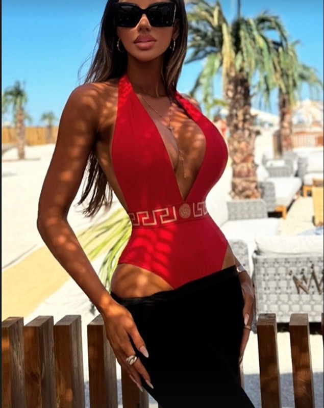 Cum a apărut Bianca Drăgușanu pe litoralul românesc. Toți s-au uitat la ea când au văzut ce costum de baie poartă