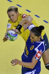 Irina Șuțka (stânga) și Aurelia Brădeanu, în timpul meciului Ucraina - România, de la Euro 2014 | Foto: EPA