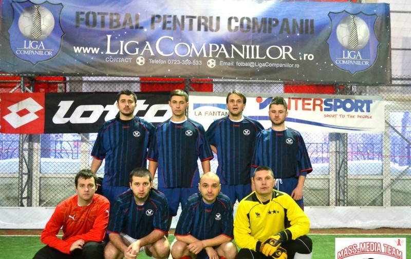 Steliştii n-au găsit teren sintetic în balon pentru pregătire, jurnaliştii - da! Ce au făcut ”presarii” în Liga Companiilor