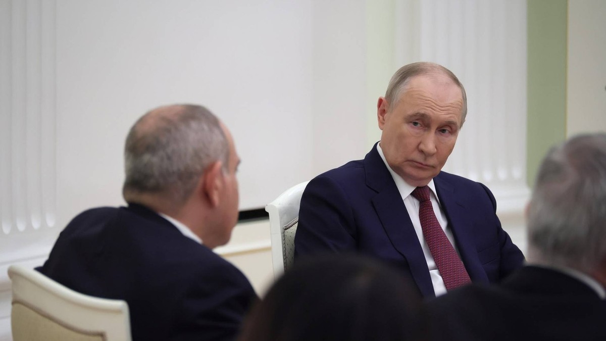 Vladimir Putin, surprins în timp ce îl privește pe premierul armean Nikol Pașinian Foto: Profimedia