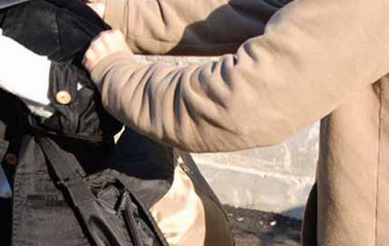 O fetiță de 11 ani din Iași a fost tâlhărită pe stradă. Tocmai ieșise de la școală