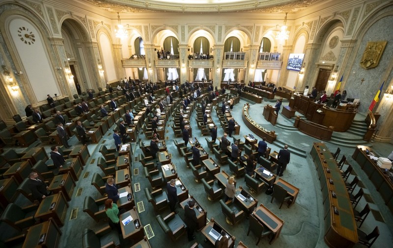 Senatorii care nu vor veni la ședințele de plen vor fi sancționați începând din acest an. Câți bani vor pierde pentru absențele nemotivate