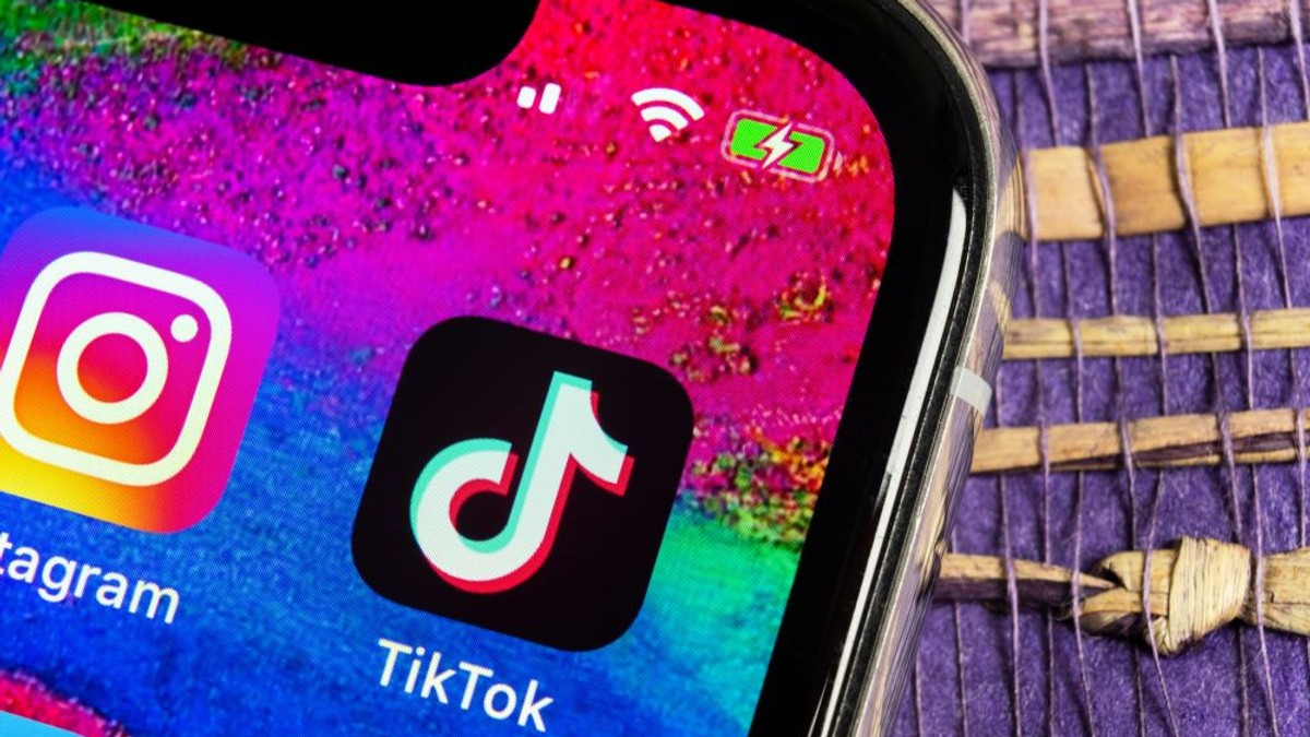 Aplicația TikTok ar putea fi interzisă în SUA din cauză că spionează pentru China. Aplicația TikTok pe un iPhone