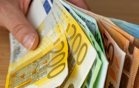 bancnote-euro-bani-shutterstock