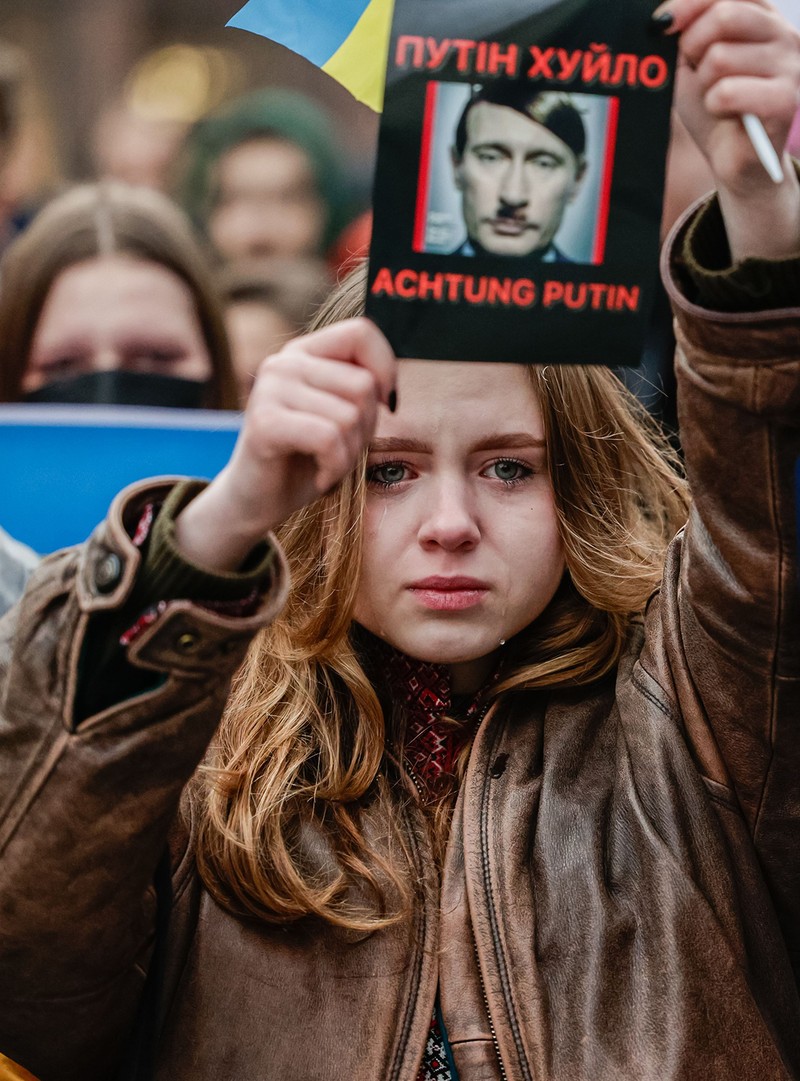 Mulți ucraineni ies pe străzile din Wrocław protestând împotriva lui Putin | Foto: Hepta
