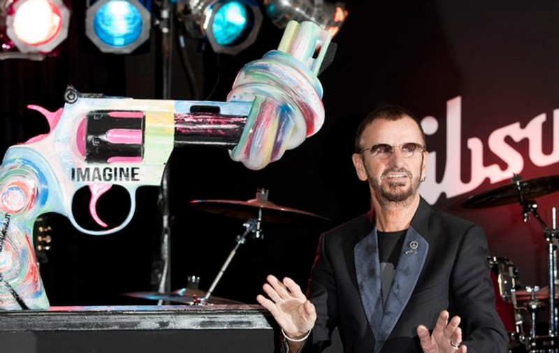 Ringo Starr a făcut o statuie în formă de pistol, în memoria lui John Lennon | FOTO