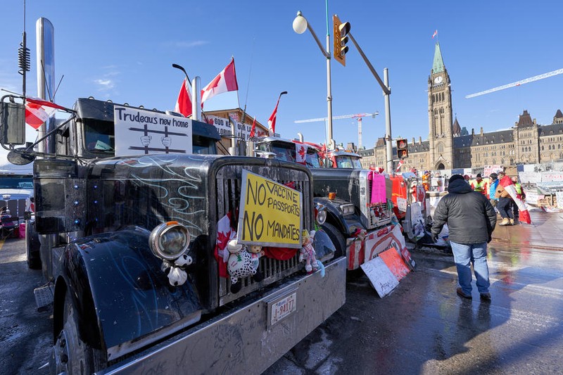 Mii de camionagii protestează în Ottawa, față de vaccinarea obligatorie anti-COVID, măsură impusă inițial șoferilor transfrontalieri