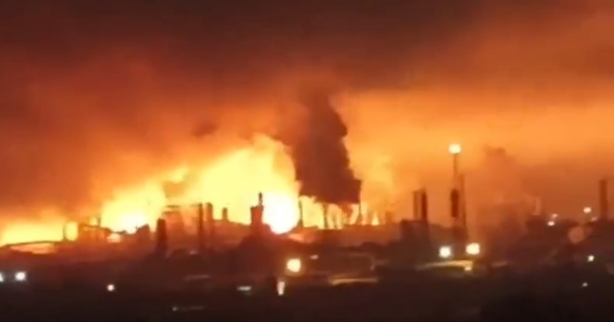 Incendiu la o rafinărie Lukoil din Rusia. Foto Captură video X/ Tendar