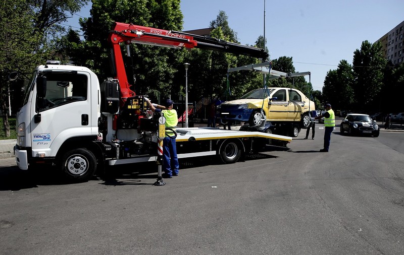 223 de mașini ridicate în sectorul 3 din Capitală, în prima lună de când au revenit “hingherii auto”