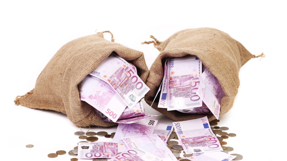 Averea uriașă a directorilor din Craiova prinși cu sute de mii de euro cash în case în timpul perchezițiilor Sursă: Profimedia