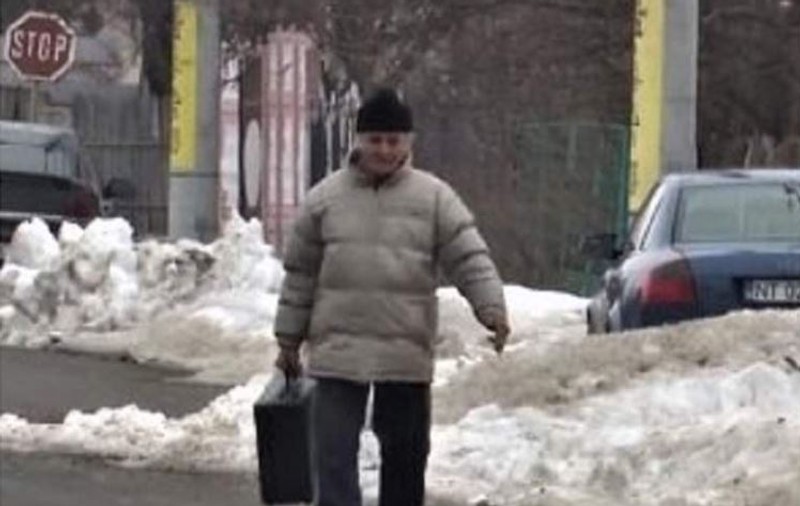 Un bărbat din Roman a luat valiza criminalistică a polițiștilor care făceau cercetări la un accident. Ce explicație le-a dat oamenilor legii / VIDEO
