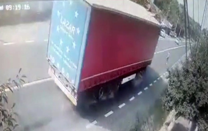 Imagini teribile de la Galați. Un șofer de TIR a evitat în ultimul moment o femeie de 90 de ani