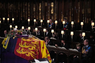 Sicriul reginei a fost depus la Capela St George din Windsor. La slujbă au participat aproximativ 800 de invitaţi