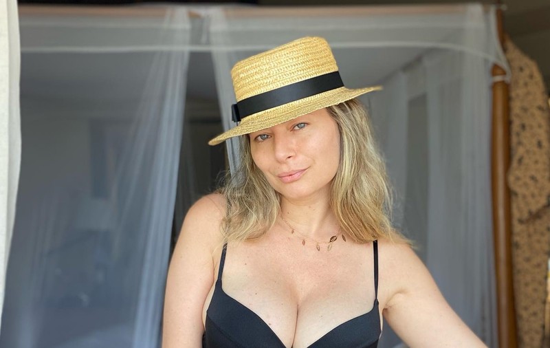 Laura Cosoi, în costum de baie, la 5 luni de când a născut. Cât de bine arată actrița. „În vacanță nu se poartă coafurile sofisticate”