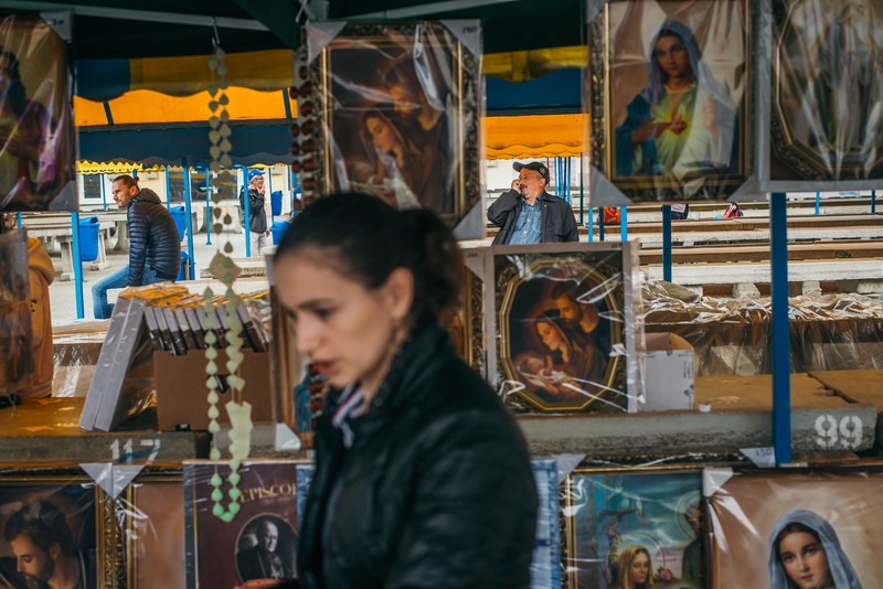 O femeie vinde obiecte religioase pe Câmpia Libertății din Blaj.