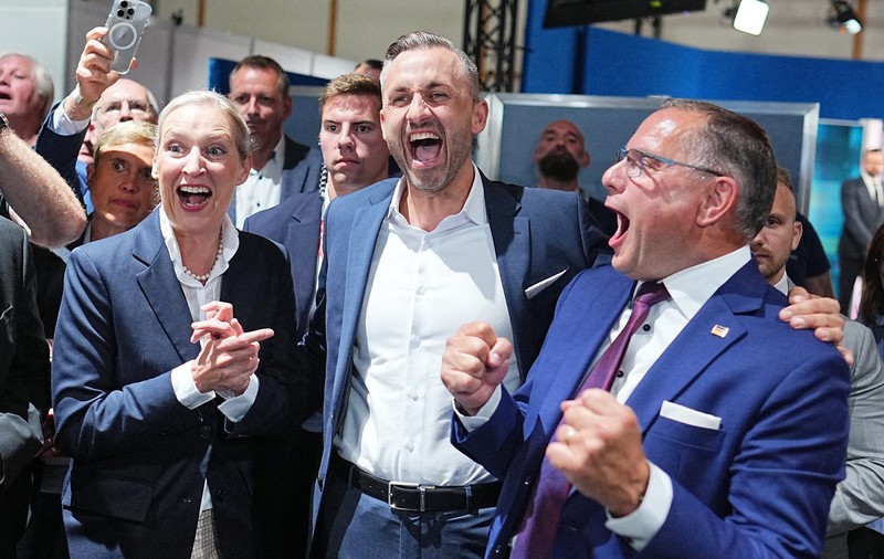 Ulrich Siegmund (centru), șeful AfD în Saxonia Anhalt, sărbătorind victoria alături de liderii federali ai AfD Alice Weidel (stânga) și Tino Chrupalla (dreapta) Foto: Profimedia