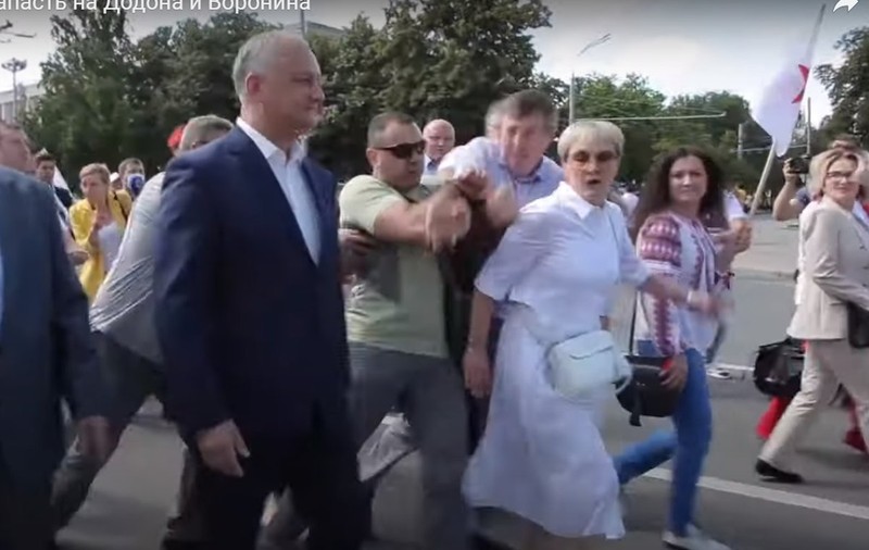 Incident la Chișinău: Dorin Chirtoacă (AUR) a sărit asupra liderilor comuniști Igor Dodon și Vladimir Voronin în timpul unui marș