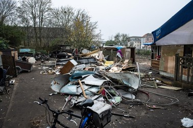 Curtea în care locuiesc 30 de români. Foto: De Standaard / Fred Debrock