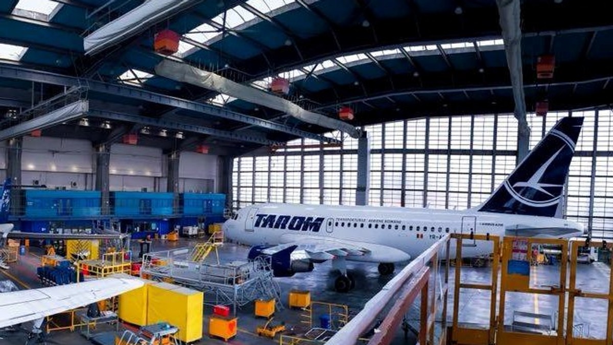TAROM trebuie ”subțiat” și eficientizat, a declarat Felix Stroe, ministrul Transporturilor. Hangar TAROM cu avioane