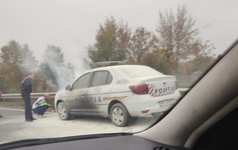 O maşină de poliţie a luat foc în mers, în Oradea. Autospeciala tocmai fusese scoasă din service