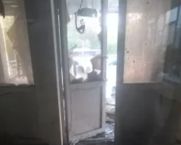 Intrarea devastată de incendiu din clădirea administrației de la Toliati.