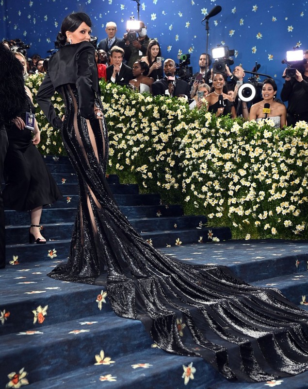Halle Berry, aproape de o gafă vestimentară la Met Gala 2025. Rochia neagră cu părți transparente a lăsat prea mult la vedere