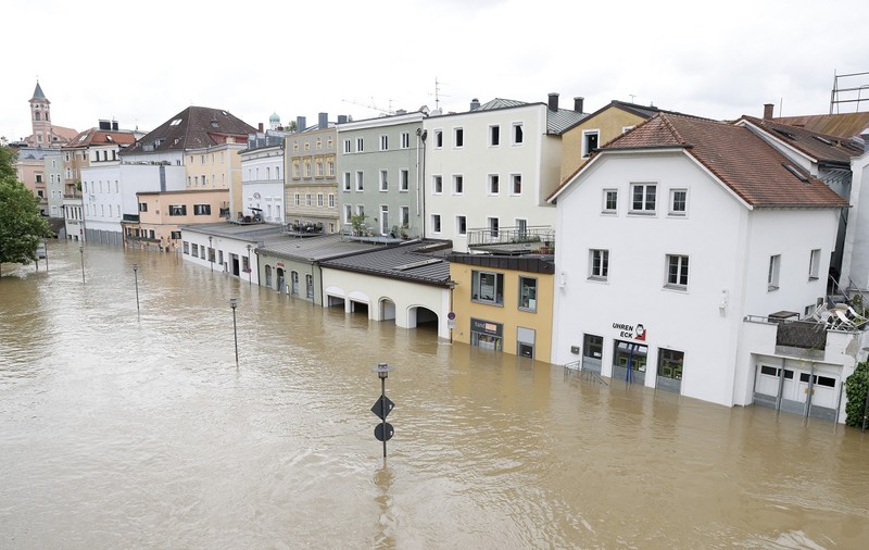 Nivelul apei pe Dunăre e de două ori mai mare decât în mod normal în orașul german Passau și fluviul și-a revărsat apele pe străzi