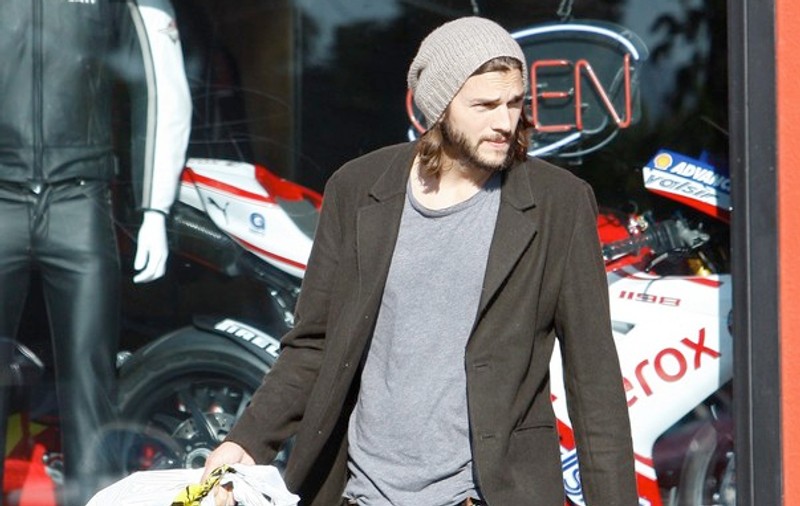Foto | Ashton Kutcher o înşală pe Demi Moore, dar nu reununţă la verighetă
