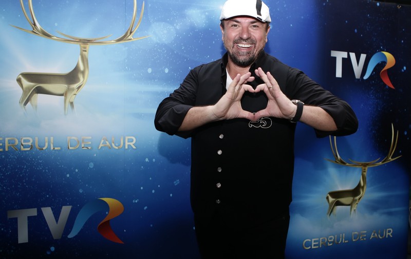 Horia Brenciu, recital la Cerbul de Aur 2018. Semnul pe care artistul și colegii lui din orchestră l-au avut pe scenă. Ce semnificație are | FOTO