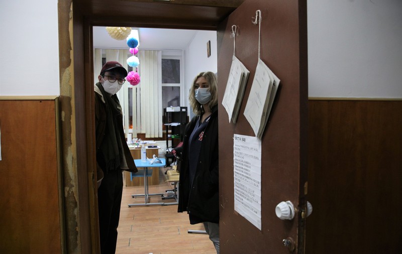 REPORTAJ: Lecția de implicare dată de doi observatori la vot la doar 18 și 19 ani. „Ceilalți trebuie să vadă exemple”